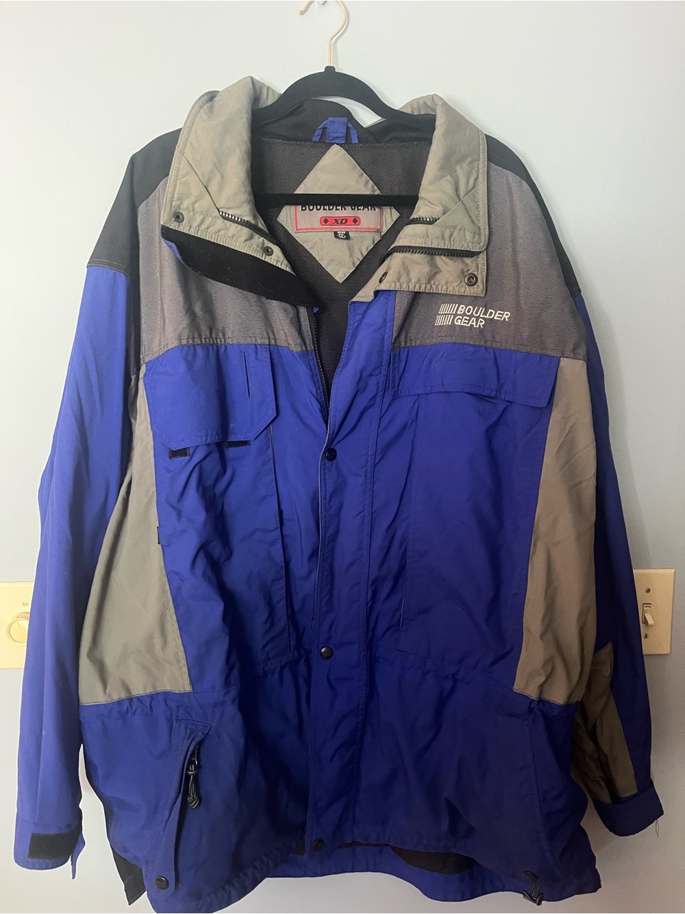 Boulder gear ski jacket with removable hood